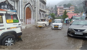 Nainital: झमाझम बारिश, घने कोहरे की वजह से दिन में छाया अंधेरा, रेस्टोरेंट में घुसा पानी