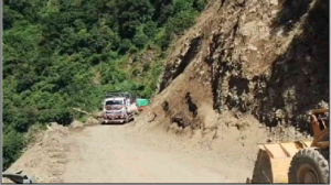 सड़कों पर मलबा आने से प्रदेश में दो स्टेट हाईवे समेत 106 मार्ग बंद, ग्रामीण सड़कों का बुरा हाल, लोग परेशान