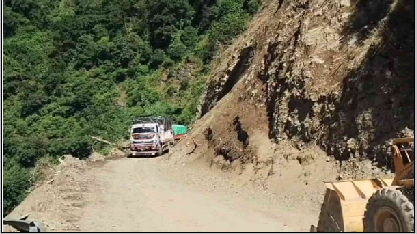 सड़कों पर मलबा आने से प्रदेश में दो स्टेट हाईवे समेत 106 मार्ग बंद, ग्रामीण सड़कों का बुरा हाल, लोग परेशान