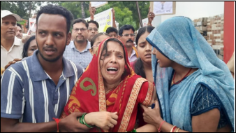 फूट-फूटकर रोई मां, बेटे की हत्या पर मांगा इंसाफ; गाजीपुर हत्याकांड ने मचाई सनसनी