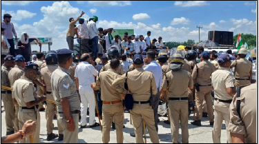 देहरादून जा रहे किसानों ने तोड़े बैरिकेड, पुलिस से हुई झड़प