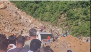 Karanprayag: गौचर-कमेड़ा मार्ग पर भारी भूस्खलन, मलबे में फंसी बस, हाईवे पर लगा लंबा जाम