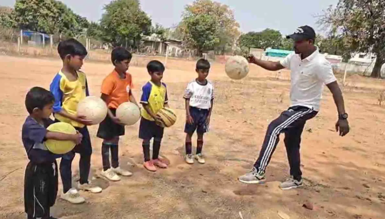 MP: फुटबॉल के रंग में रंगा शहडोल का गांव, बना देश का मिनी ब्राजील