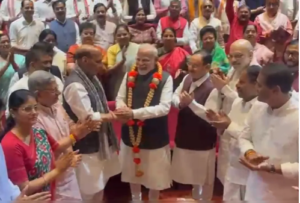 रक्षा मंत्री राजनाथ सिंह ने PM मोदी को किया सम्मानित, NDA बैठक में एक प्रस्ताव भी पारित किया गया