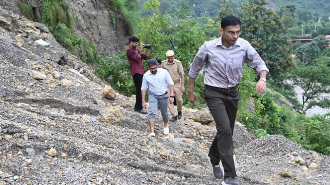 आपदा से अस्त-व्यस्त यातायात: कई रूट डायवर्ट, मसूरी मार्ग आज भी बंद – जानें नया ट्रैफिक प्लान