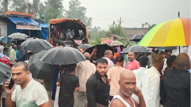 भीषण सड़क दुर्घटना में 20 लोग घायल, घायलों का अस्पताल में इलाज जारी