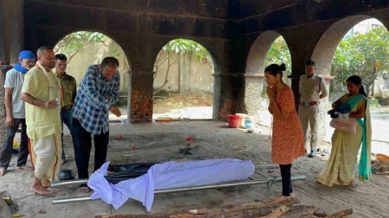 Dolphin School Case: ग़म में डूबे राजेश शर्मा ने पत्नी को दी अंतिम विदाई, गिनती के लोग हुए शामिल