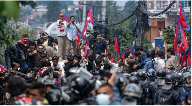 नेपाल हिंसा का असर हवाई सेवा पर, इंडिगो की दो फ्लाइट्स को लखनऊ डायवर्ट किया गया