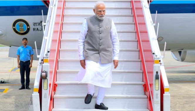 काशी में पीएम मोदी का जबरदस्त स्वागत, भगवा रंग में रंगी गलियां – देखें तस्वीरें