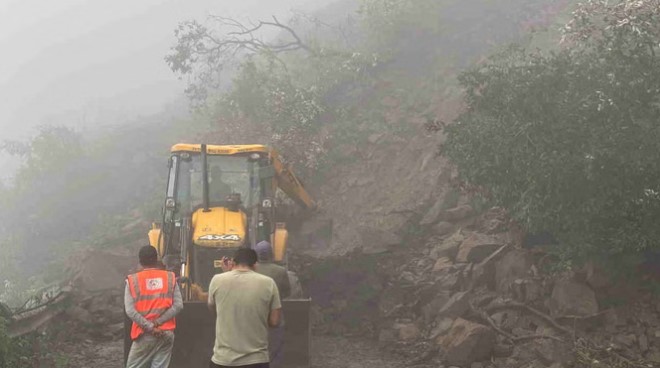 Uttarakhand: भारी बारिश के चलते भूस्खलन, गंगोत्री और यमुनोत्री मार्ग बाधित