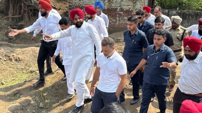 पंजाब दौरे पर राहुल गांधी, अमृतसर-गुरदासपुर में बाढ़ राहत कार्यों का लिया जायज़ा