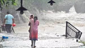 Uttarakhand: देहरादून में मूसलधार बारिश का रेड अलर्ट, सभी शिक्षण संस्थान बंद, सीएम ने लिया जायजा