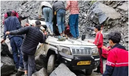 Rudraprayag: गौरीकुंड मार्ग पर दर्दनाक हादसा, भारी बोल्डर गिरने से दो यात्रियों की जान गई