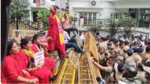 Dehradun: भाजपा कार्यालय के बाहर महिला कांग्रेस का प्रदर्शन उग्र, भारी पुलिस बल तैनात