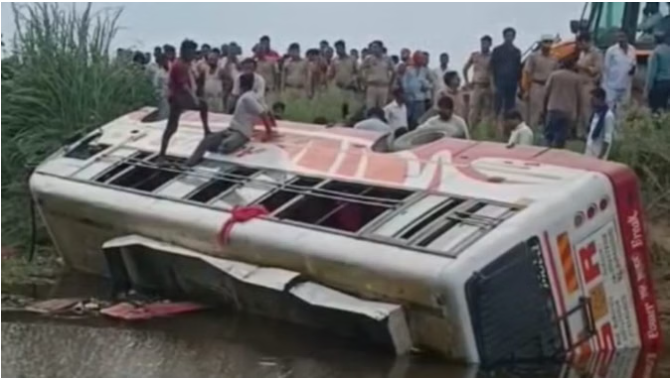 बदायूं में भीषण दुर्घटना: पानी से भरी खंती में पलटी बस, महिला की मौत, दर्जनों घायल