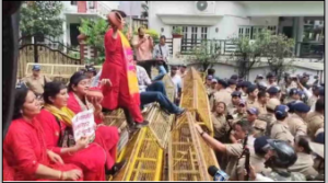 Dehradun: भाजपा कार्यालय के बाहर महिला कांग्रेस का प्रदर्शन उग्र, भारी पुलिस बल तैनात