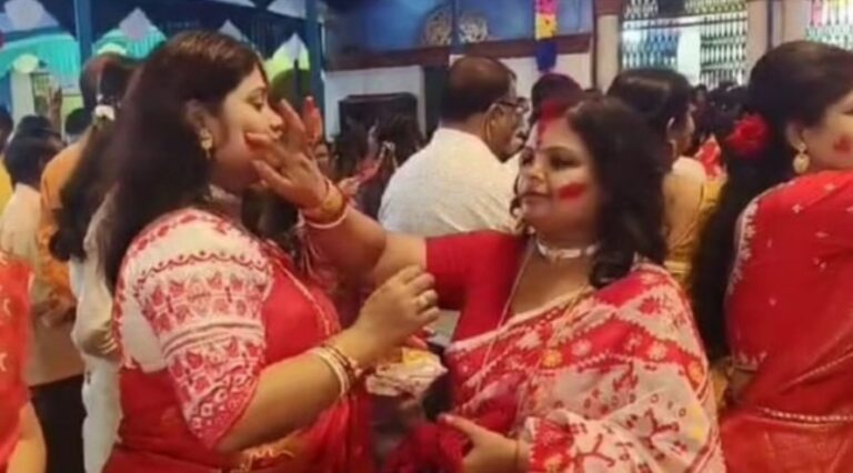 Jharkhand: सिंदूर खेला की रौनक के साथ मां दुर्गा की विदाई, माहौल हुआ भावुक