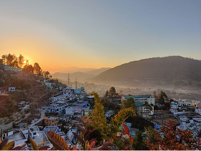 उत्तराखंड में चटख धूप से घटी ठंड, फिलहाल राहत का दौर जारी