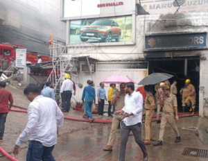 UP: कार सर्विस सेंटर में लगी आग, दमकल कर्मियों ने जान जोखिम में डालकर बुझाई लपटें