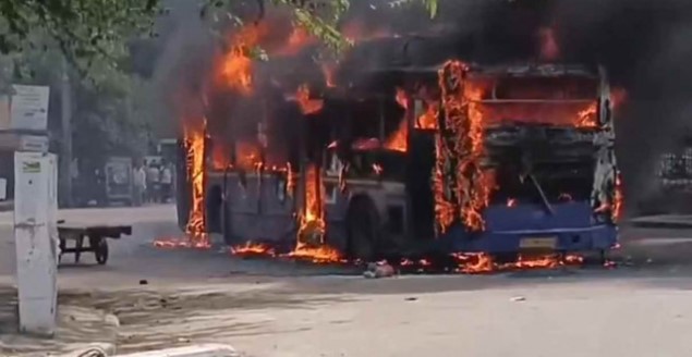 दिल्ली बस में आग: मोरी गेट के पास DTC की इलेक्ट्रिक बस में लगी भयंकर आग।