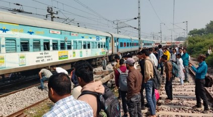 UP: सिग्नल से पहले धुआं, इंटरसिटी एक्सप्रेस के यात्री कोच से कूदे