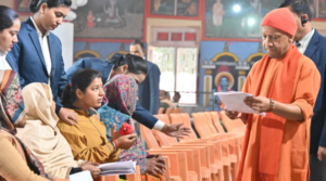 UP: सीएम योगी ने सुनीं 200 लोगों की समस्याएँ, दिया समाधान का आश्वासन