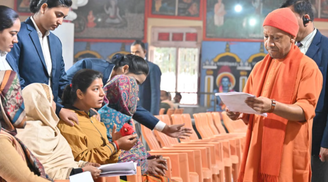 UP: सीएम योगी ने सुनीं 200 लोगों की समस्याएँ, दिया समाधान का आश्वासन