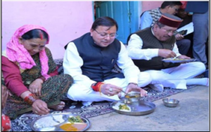 Uttarakhand: मुख्यमंत्री धामी ने आपदा प्रभावितों संग मनाया इगास पर्व, ग्रामीणों संग बैठकर किया भोजन