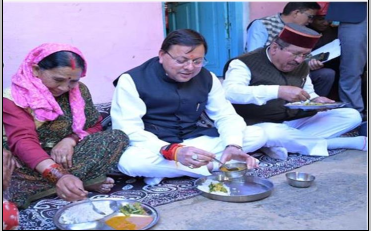 Uttarakhand: मुख्यमंत्री धामी ने आपदा प्रभावितों संग मनाया इगास पर्व, ग्रामीणों संग बैठकर किया भोजन
