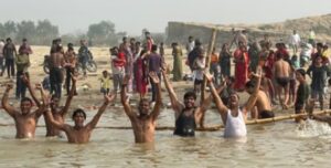 कार्तिक पूर्णिमा: घाटों पर जूटी श्रद्धालुओं की भारी भीड़, लगाई आस्था की डुबकी