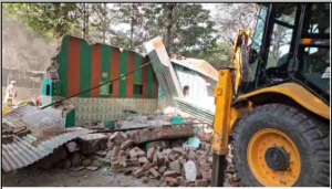 Uttarakhand: सरकारी जमीन से अतिक्रमण हटाया गया, प्रशासन ने अवैध दरगाह पर चलाया बुलडोजर