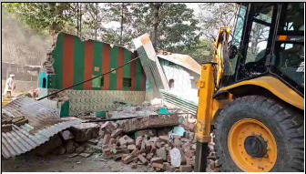 Uttarakhand: सरकारी जमीन से अतिक्रमण हटाया गया, प्रशासन ने अवैध दरगाह पर चलाया बुलडोजर