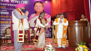 Uttarakhand: राष्ट्रपति मुर्मू ने कुमाऊं विवि के दीक्षांत समारोह में विद्यार्थियों को दिए गोल्ड मेडल |