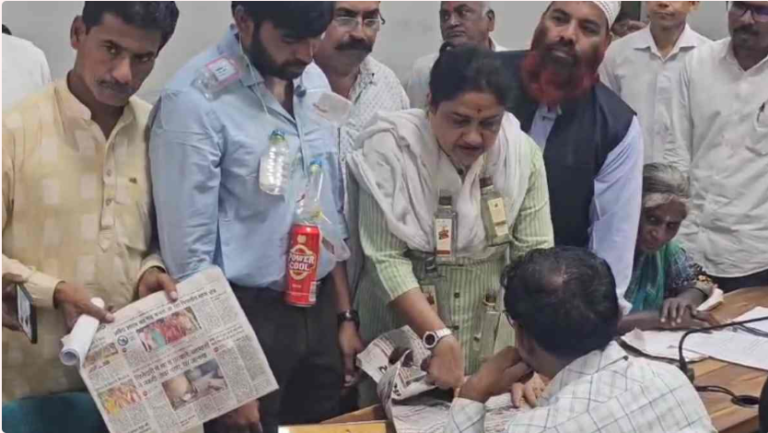 MP: अवैध शराब बिक्री के खिलाफ कांग्रेस का अनोखा विरोध, गले में डाली शराब की बोतल की माला