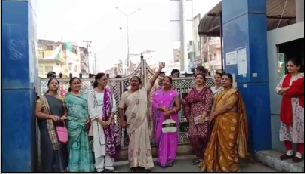 MP: नगर निगम में महिलाओं का हंगामा, मुख्य गेट किया बंद, रोकी आवाजाही