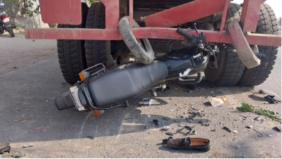 बाइक के उड़े परखच्चे: डंपर की जोरदार टक्कर से बाइक सवार 3 युवकों की मौत |