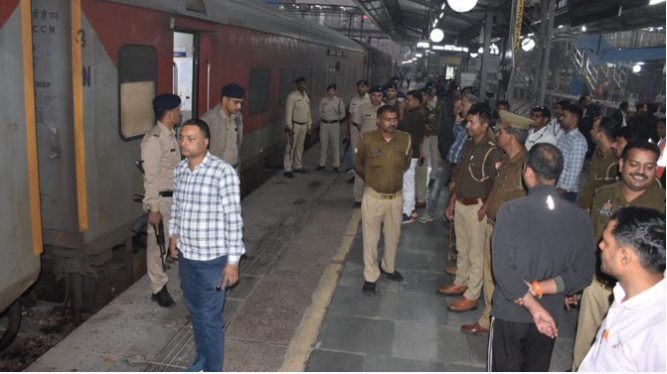 UP: विक्रमशिला एक्सप्रेस में बम की सूचना से हड़कंप, अलीगढ़ स्टेशन पर रोकी गई ट्रेन