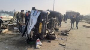 वन-वे हाईवे पर भीषण हादसा, कंटेनर ने बाइक और पिकअप को रौंदा, तीन की दर्दनाक मौत