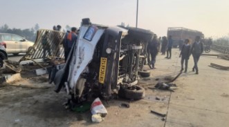 वन-वे हाईवे पर भीषण हादसा, कंटेनर ने बाइक और पिकअप को रौंदा, तीन की दर्दनाक मौत