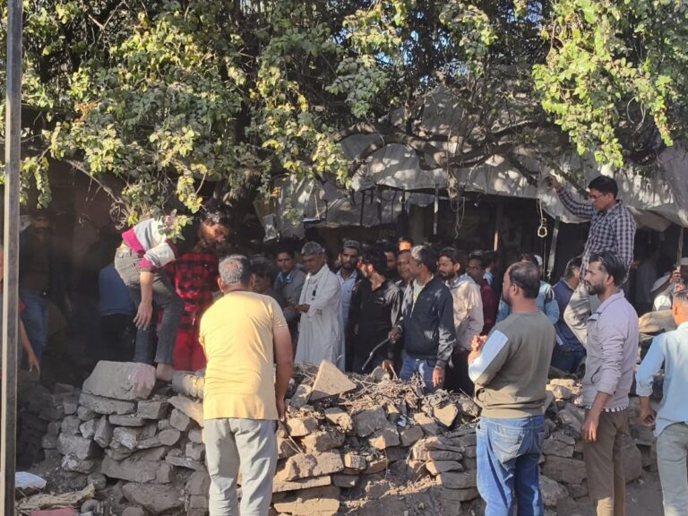 सांप्रदायिक तनाव: पत्थर हटाने पर विवाद, पुलिस पर पथराव और इंटरनेट बंद