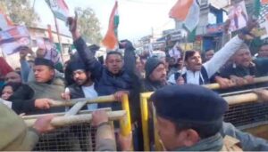 गौचर में मेले के दौरान हंगामा, पुलिस ने कई नेताओं को लिया हिरासत में । 