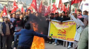 एंबुलेंस कर्मी ने पुतला दहन के बीच किया आत्मदाह का प्रयास, छिड़का खुद पर डीजल