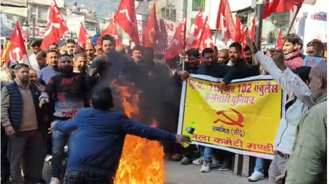 एंबुलेंस कर्मी ने पुतला दहन के बीच किया आत्मदाह का प्रयास, छिड़का खुद पर डीजल