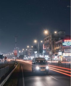 चलती कार में सामूहिक दुष्कर्म: दो आरोपी गिरफ्तार, लिफ्ट देकर की थी हैवानियत