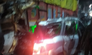रेलवे फाटक के पास भीषण दुर्घटना, खड़े ट्रक से टकराई तेज रफ्तार कार, 4 लोगों की मौत