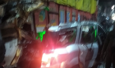 रेलवे फाटक के पास भीषण दुर्घटना, खड़े ट्रक से टकराई तेज रफ्तार कार, 4 लोगों की मौत