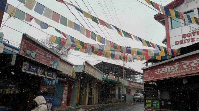 मौसम का बदला मिजाज: केदारनाथ-गंगोत्री में बर्फबारी, मैदानी क्षेत्रों में बारिश