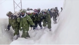 भारी बर्फबारी से जनजीवन प्रभावित, SDRF की टीम ने 8 लोगों को बचाया