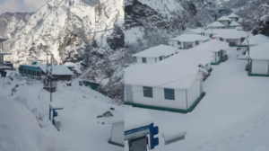 Snowfall: बर्फ की चादर में लिपटा चोपता, सैलानियों से गुलजार हुआ मिनी स्विट्ज़रलैंड