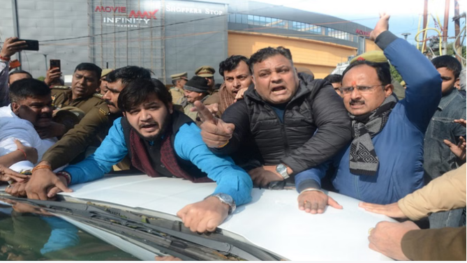 बरेली से बाहर भेजे गए निलंबित PCS अधिकारी अलंकार अग्निहोत्री, समर्थकों में भारी आक्रोश